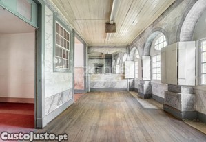 Moradia T4 Com Jardim E Parqueamento No Centro...