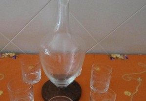 Conj. garrafa vidro antiga, base madeira, 6 copos