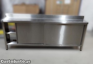 Bancada em inox com portas de correr e prateleiras (2100x300x840mm)