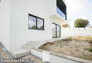 Moradia Isolada T4 Nova Com 3 Suites - A 2...