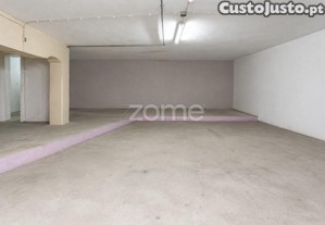Armazém Em Cave Com 160M ² E Logradouro...