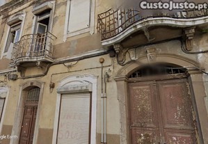 Prdio para remodelao total situado na Rua Heliodoro Salgado em pleno centro do Barreiro