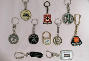 Conjunto de 10 diferentes porta chaves em metal (E)