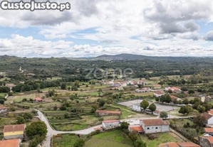 Moradia De 2 Pisos Com Pátio Para Reconstruir -...