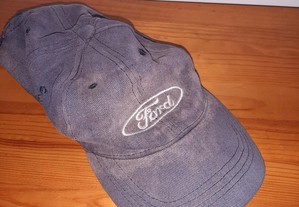Boné com o símbolo da Ford bordado