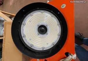 Projetor LED de 200W ideal para armazéns 