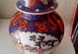 Pote chinês antigo com pintura à mão e em relevo