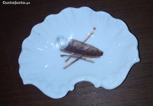Cinzeiro em porcelana em forma de concha