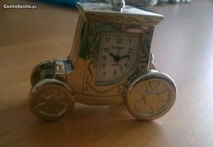 Relógio prateado em formato de coche (Novo)