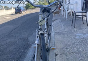 Bicicleta muito antiga com mudanas