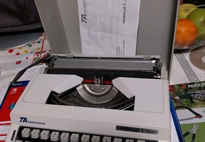Maquina de escrever com mala como nova