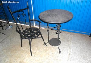 Cadeiras e mesas de jardim em ferro forjado