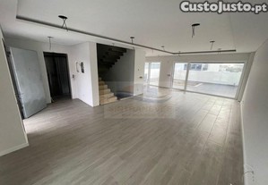 Moradia T4 De Luxo Elegante E De Muito Bom...