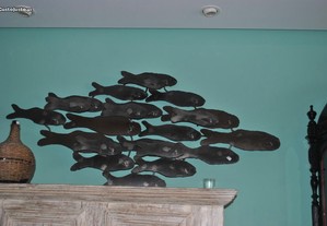 Escultura de peixes em ferro