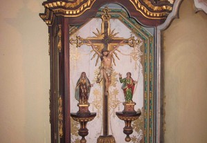 Oratório em pau-santo e talha dourada três imagens século XVIII