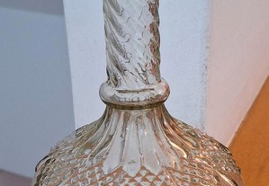 Garrafa bojuda em vidro incolor soprado, com picos, antiga