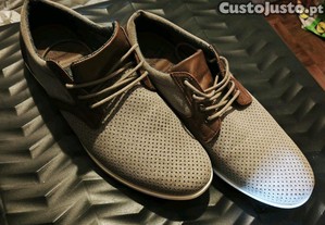 Sapatos de vero novos sem uso