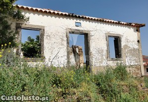 Terreno rustico e urbano com ruina para reconstrução