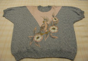 Blusa em tricot com aplicação bordada