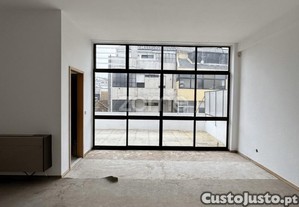 Loja No R/Ch Logradouro E Cave, Na Rua Santos...