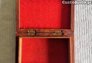 Caixa guarda joias em madeira macia e tampa entalhada