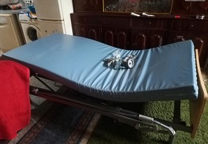 cama articulada com colchão e rodinhas