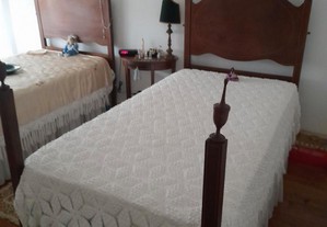 2 camas de solteiro com colchoes e mesa de cabeceira