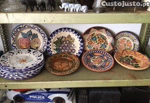 Lote da 12 pratos de cermica portuguesa rsticos pintados  mo para decorao