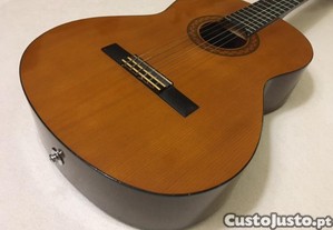 Guitarra Yamaha clássica (cordas de nylon) eletrificada
