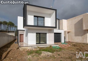 Casa T4 em Maceira de 194,00 m²