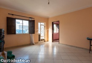 Moradia Para Remodelao - Portela, Tentgal