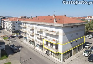 Apartamento T3 com 2 varandas e arrumação numa localização privilegiada na coração da vila de Lousã com todas comodidades a pé
