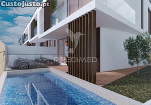 Moradia independente em incio de construo, com 3 sutes, piscina e vistas sobre o mar!