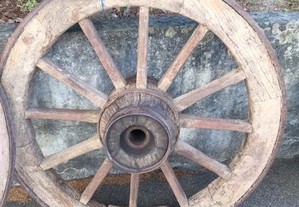 Roda de carroça antiga em ferro