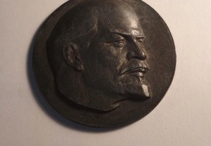 Medalha em metal com a imagem de Lenine
