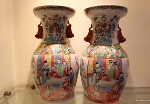 Par de Vasos / Jarrões Porcelana Chinesa Cantão Família Rosa Figuras