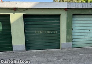 Garagem fechada com porto manual com 16m2 com gua e luz. Com luz natural.
