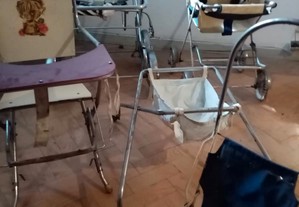 conjunto de cinco carrinhos e cadeiras de bebé, de meados do séc. XX, para restauro