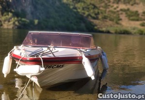 Embarcao de Recreio (4 metros de comprimento) com motor Yamaha 30 cv