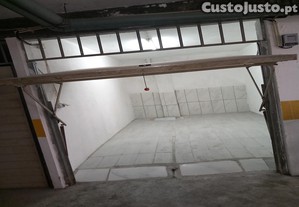Garagem fechada Barcelos com 18 m com luz