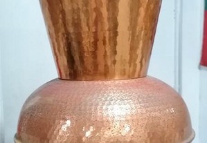 Vaso / floreira em cobre, com carranca de leão nas pegas