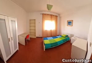 quarto em t3 junto das muralhas com meo fibra