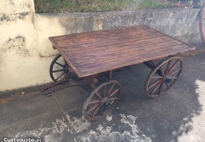 Carroça antiga em madeira