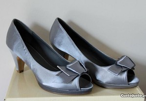 Sapatos de salto cinza