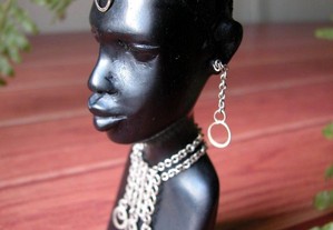 Busto de negra em madeira com adereços metálicos .