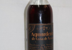"RHUM" da companhia de aguardente da Madeira, selada e em excelente estado, anos 10 20