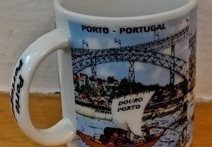 Caneca miniatura em porcelana, com o tema Porto