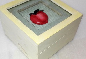 Quadro caixa com maçã vermelha (vintage)