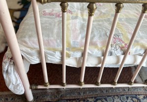 Linda cama de latão pintada    Com mesinha de cabeceira e candeeiro
