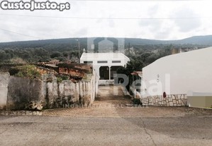 Duas Moradias T3 E Uma Ruina Com 145 M2...